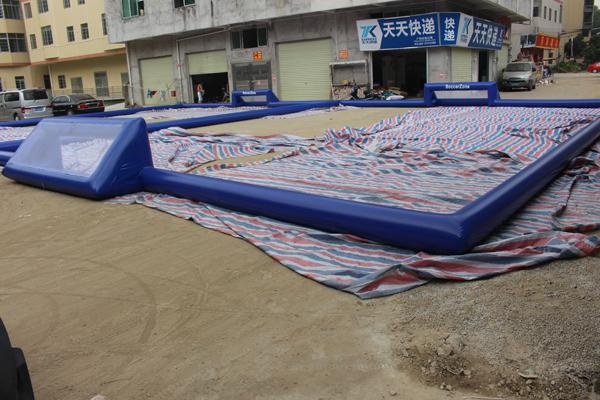 Kundengebundener 24m x 18m aufblasbarer Fußballplatz/Fußballplatz für Blasen-Ball