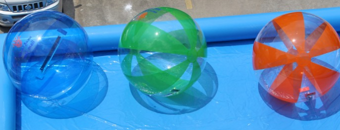 Aufblasbares Wasser-gehende Bälle 0,8 Millimeter PVCs/Hälfte färbten Wasser-Spielwaren für Erwachsene