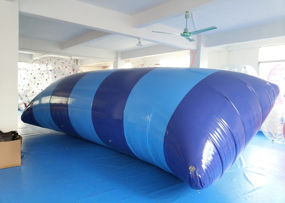 China Blaue Heißsiegelfähigkeit 7m * 3m Digital aufblasbarer Wasser-DruckKlecks für Aqua-Park fournisseur
