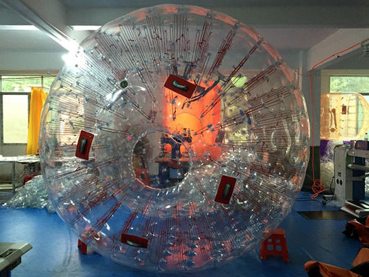 China Aufblasbare Wasser-Spielwaren im Freien für Erwachsen-Sommer-Spiel-roten Mensch Zorb-Ball fournisseur