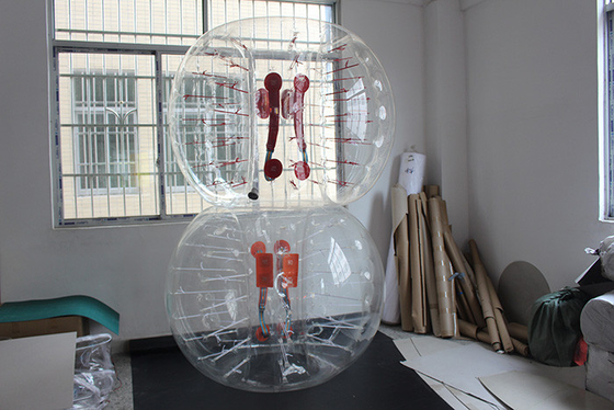 China Kundenspezifischer aufblasbarer Blasenfußballfußball klar mit aufblasbaren Ballklagen fournisseur