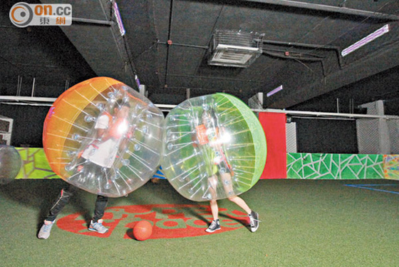 China Aufblasbarer Blasen-Fußball im Freien/springender Stoßball für erwachsene lange Haltbarkeit fournisseur